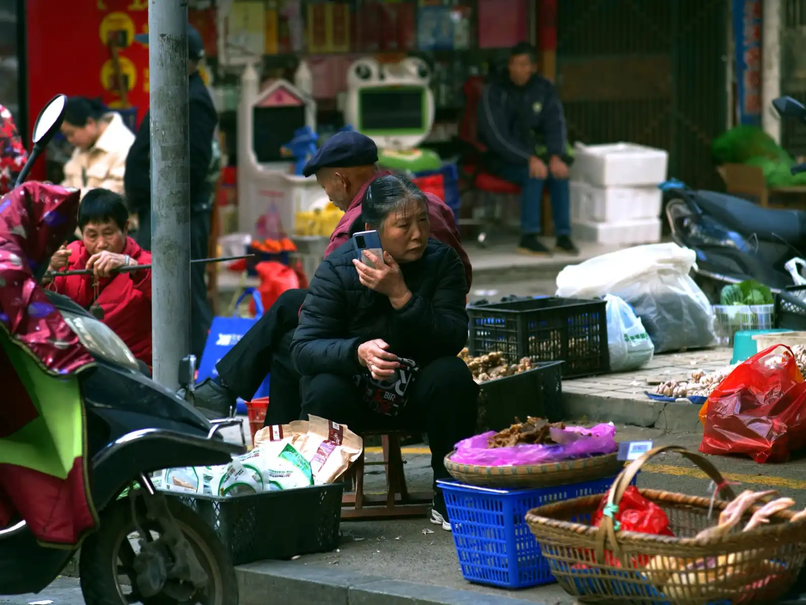 企业工装面料选型指南：职业西服的材质与功能性平衡策略