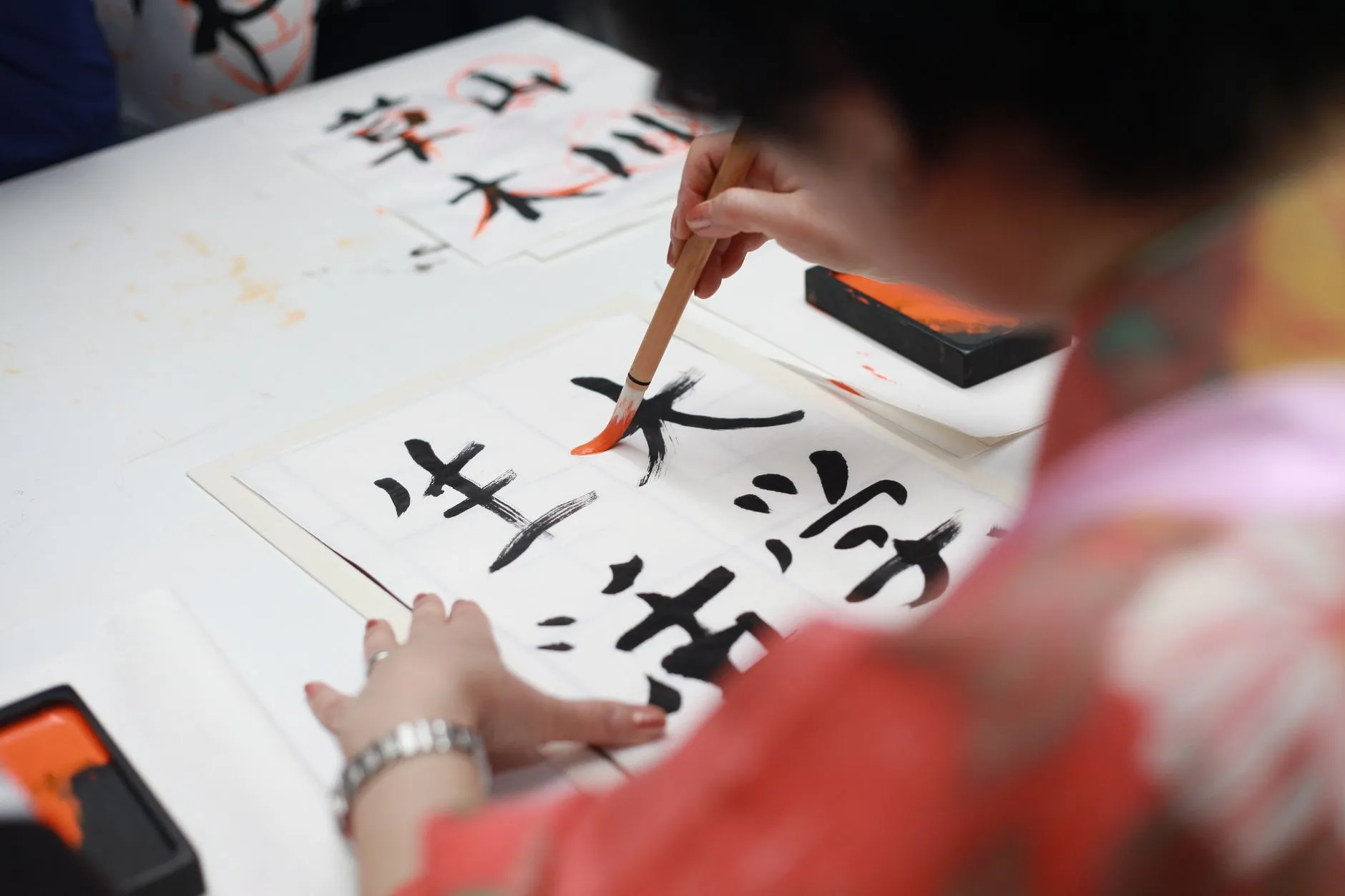 企业工装定制选购指南：如何选配合适的职业装面料与款式