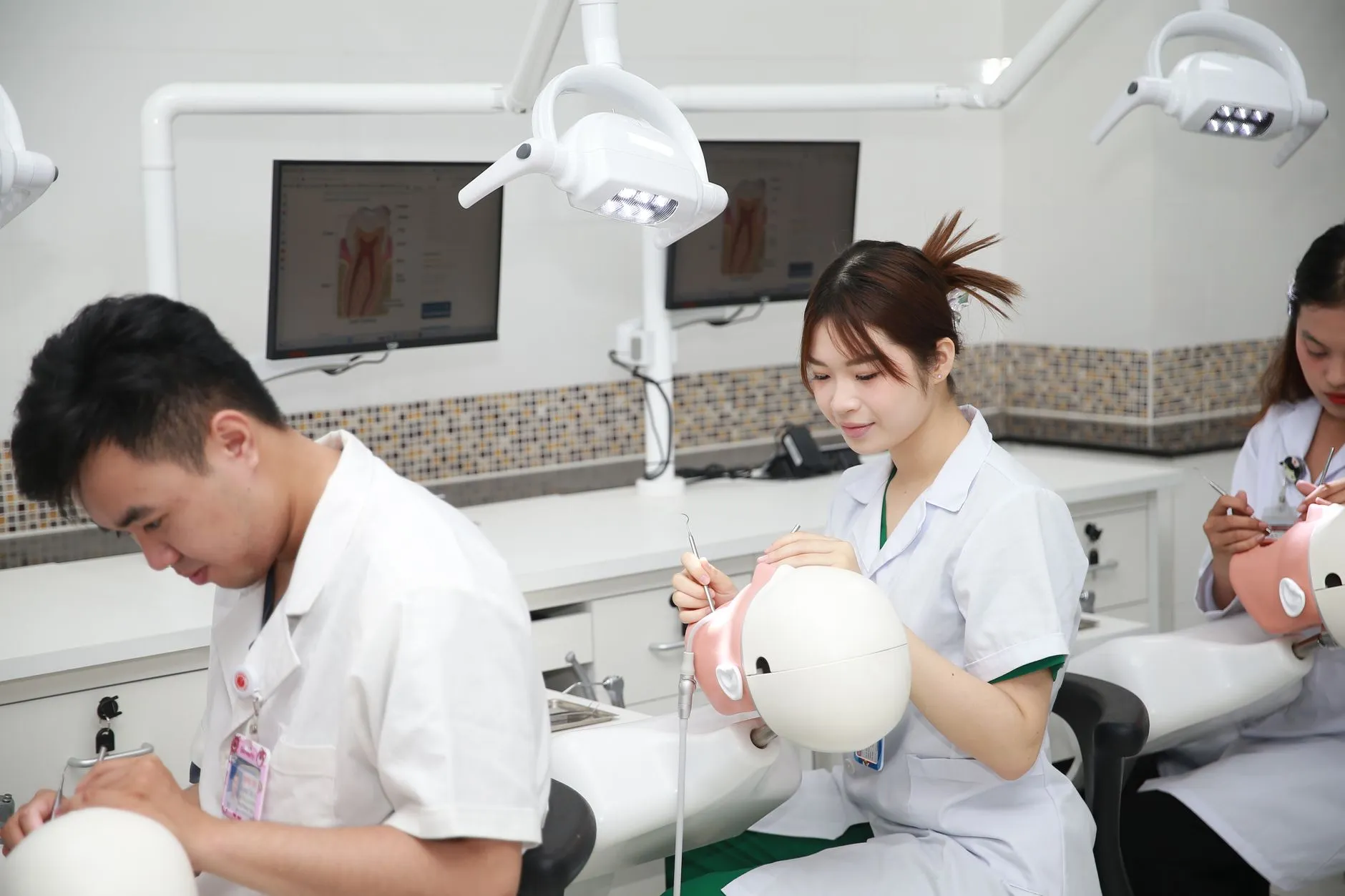 服装定制企业如何选择西服面料与工艺标准