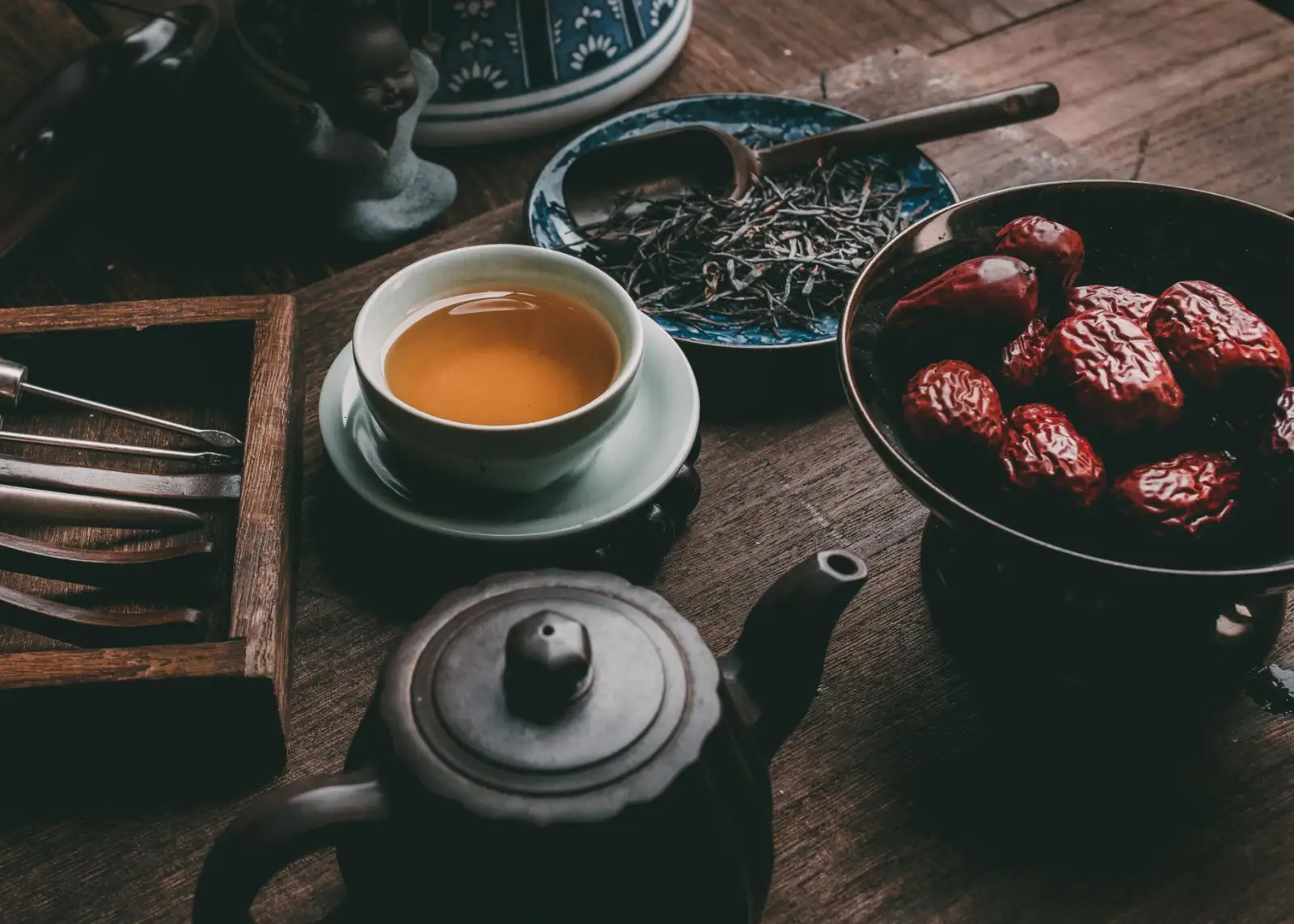 企业工装定制中的西服面料选型与工艺适配要点
