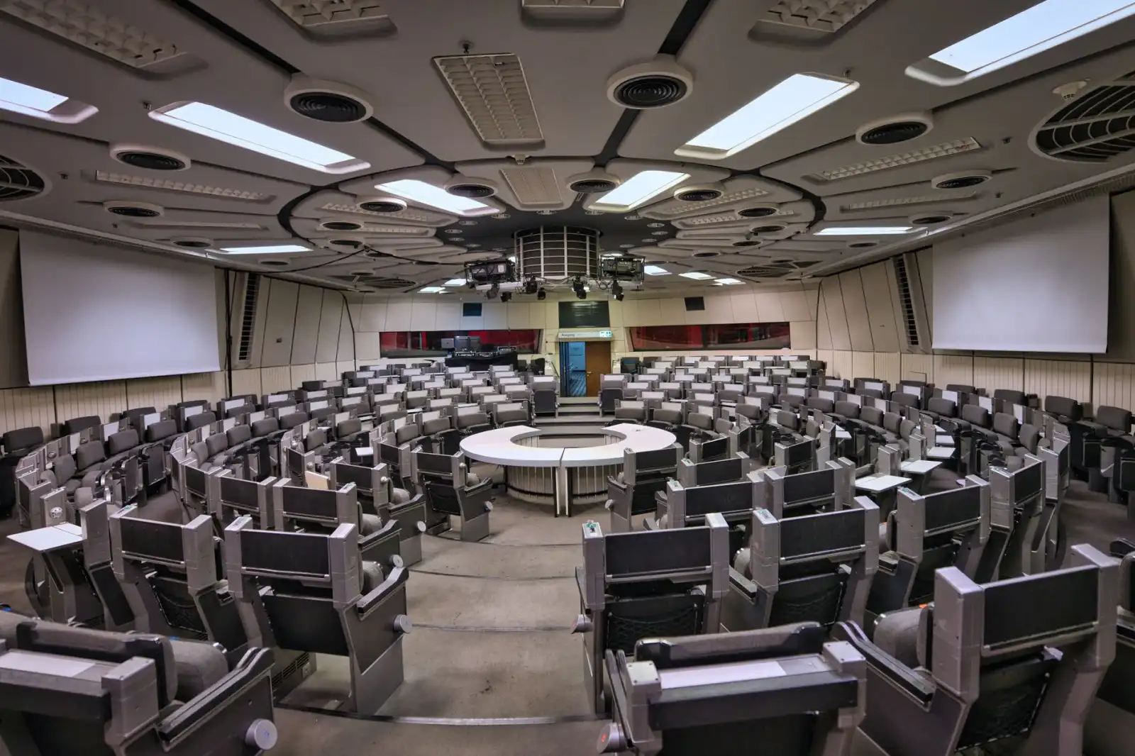 2024年企业西服定制市场价格与面料工艺参数对比分析