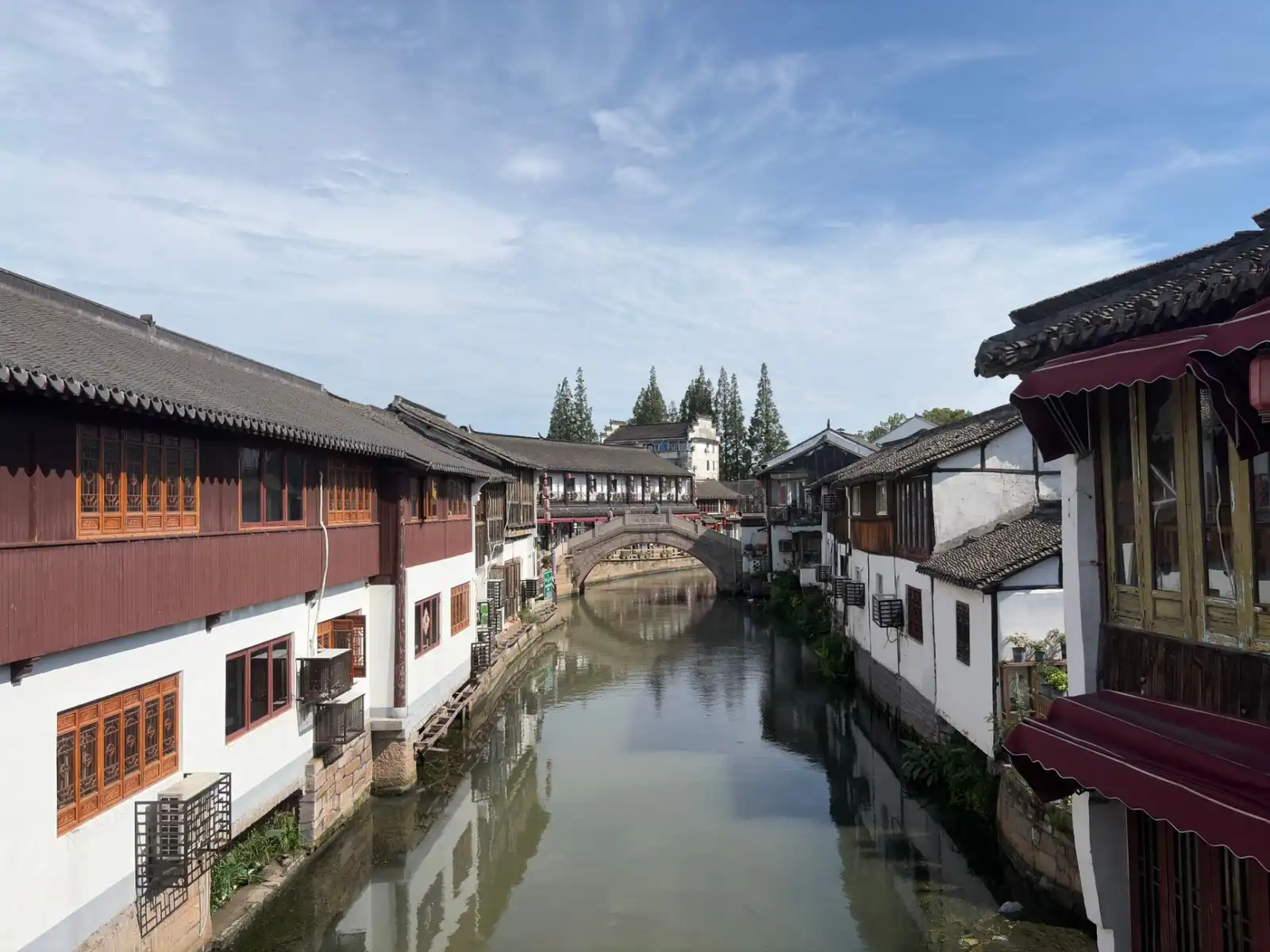 2025年企业西服定制面料趋势与功能型工装应用分析正文配图 1