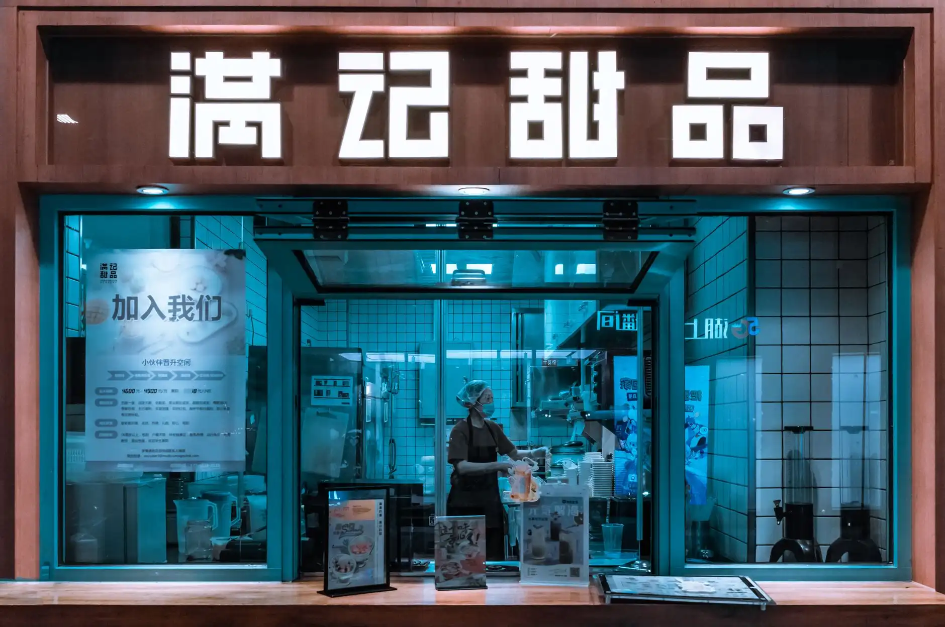 2025年企业工装定制趋势：西服面料与功能设计的融合方向