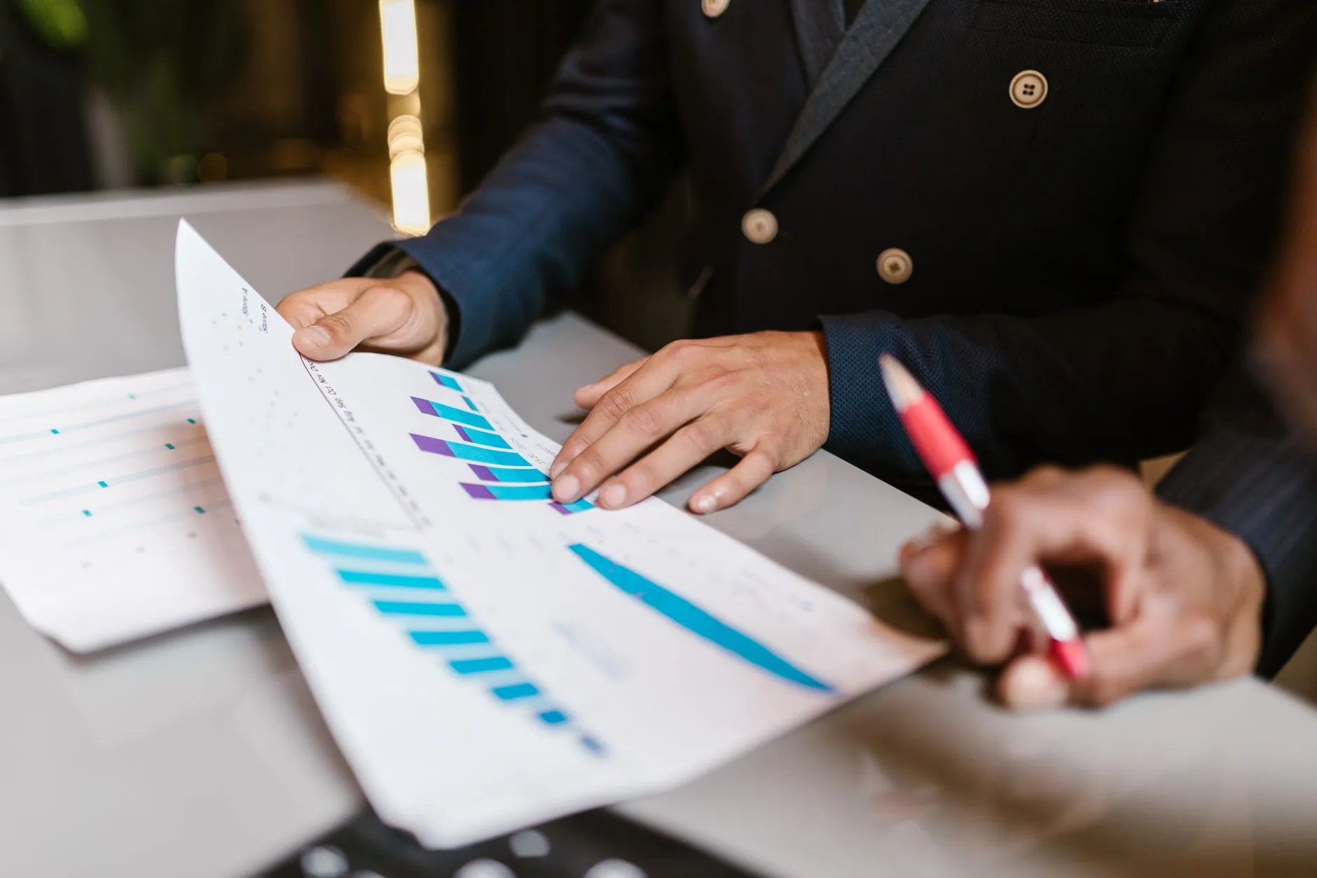 服装定制行业新规解读：企业工装采购标准与合规要点