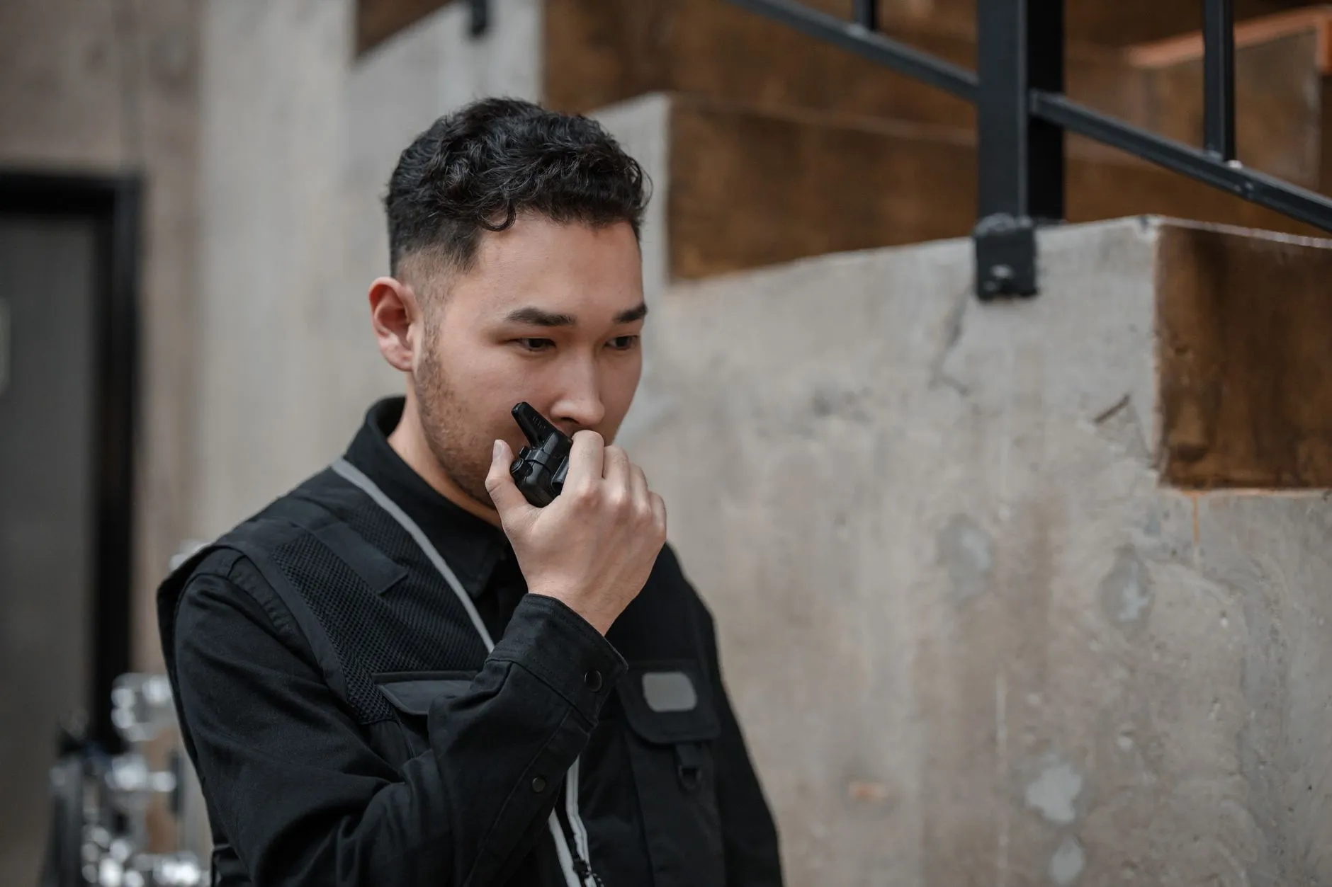 企业工装选购指南：西服面料与设计适配不同行业需求