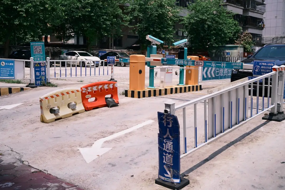 上海企业工装定制如何选择？上丹西服解析职业装面料与版型要点