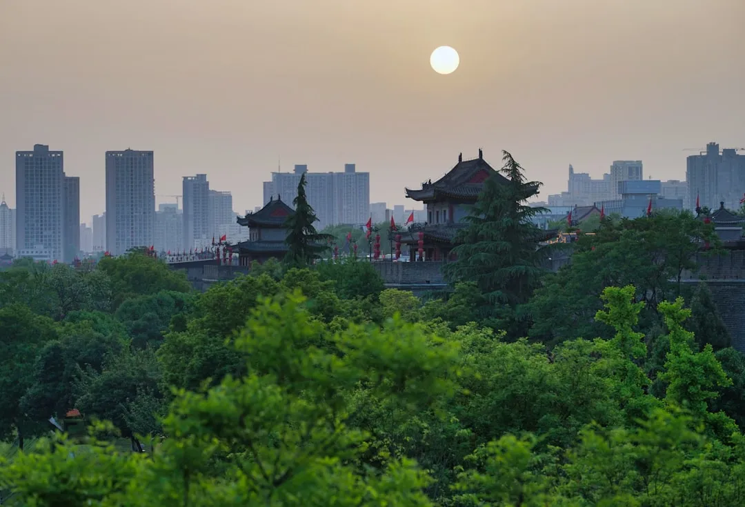 2025年企业工装定制趋势：从面料选型到版型工艺的升级路径封面图
