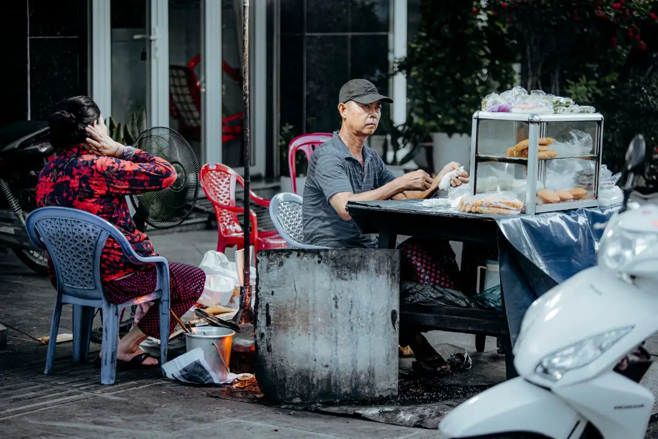 企业工装定制如何兼顾专业形象与员工穿着舒适度——上海上丹西服量体实践解析