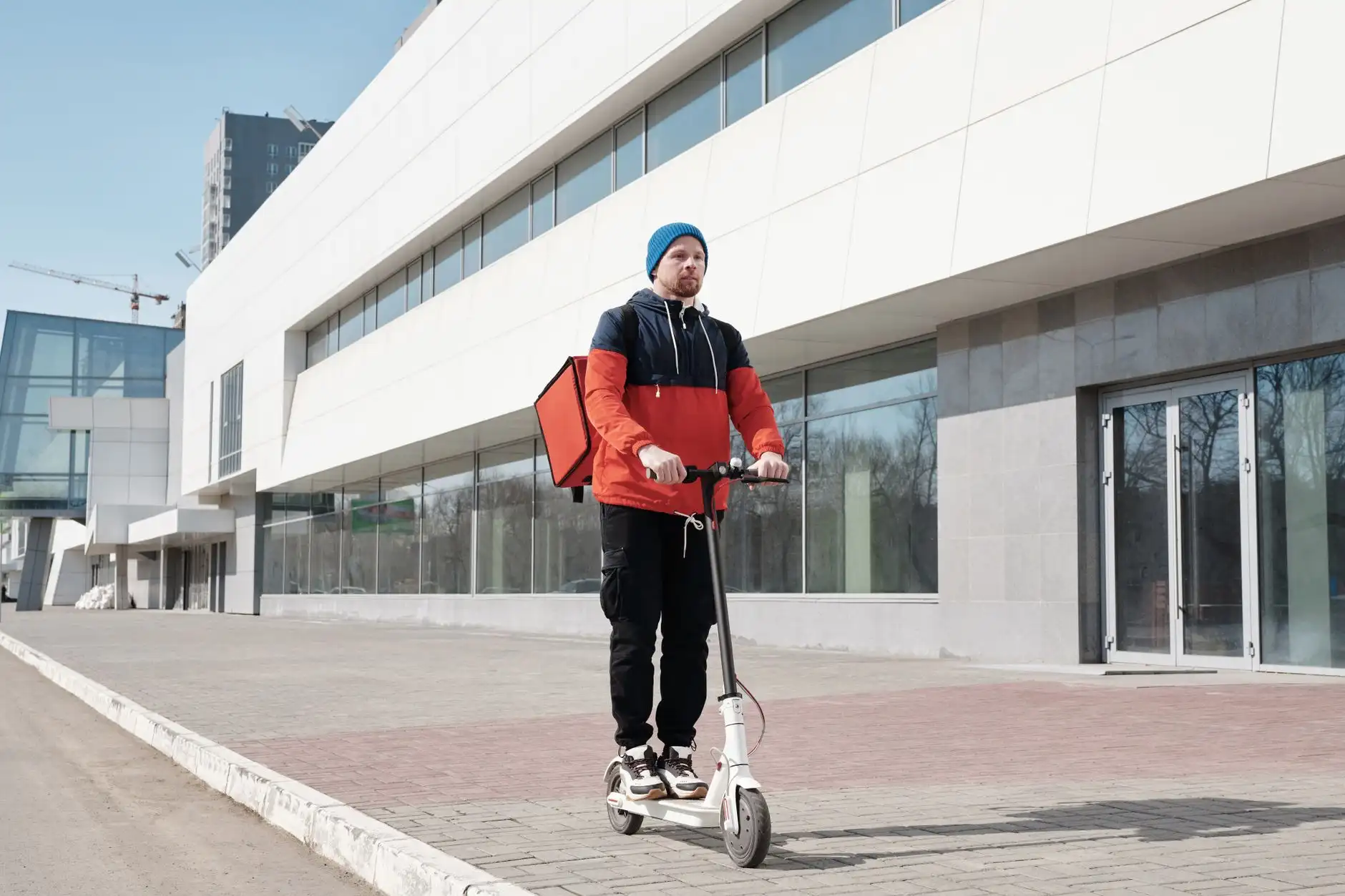 服装定制与成衣采购的差异分析：企业该如何选择西服制作方案